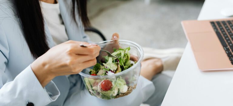 Foto von Photo By: Kaboompics.com: https://www.pexels.com/de-de/foto/lebensmittel-essen-person-buro-8547604/