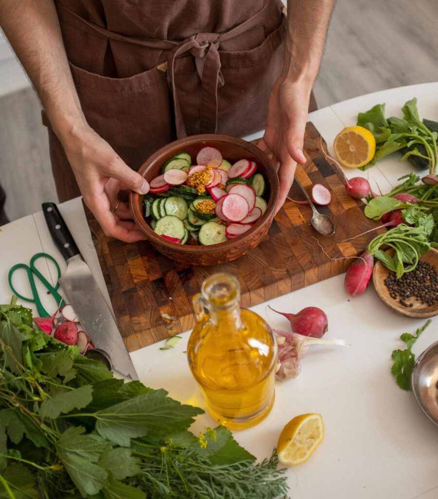 Foto von Kristina Snowasp: https://www.pexels.com/de-de/foto/gesund-gemuse-person-hande-8978868/